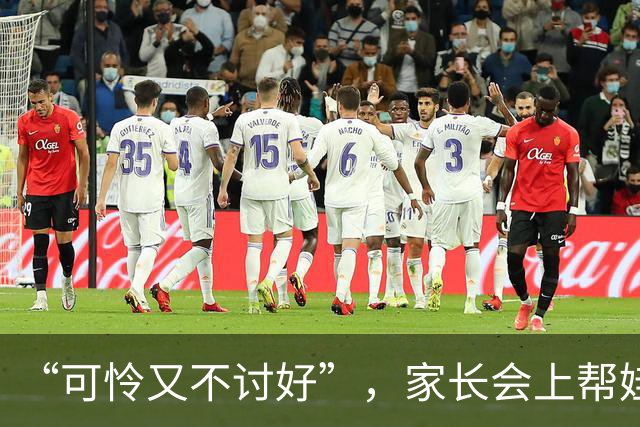 “可怜又不讨好”，家长会上帮娃整理一个多小时书，收获一片骂声